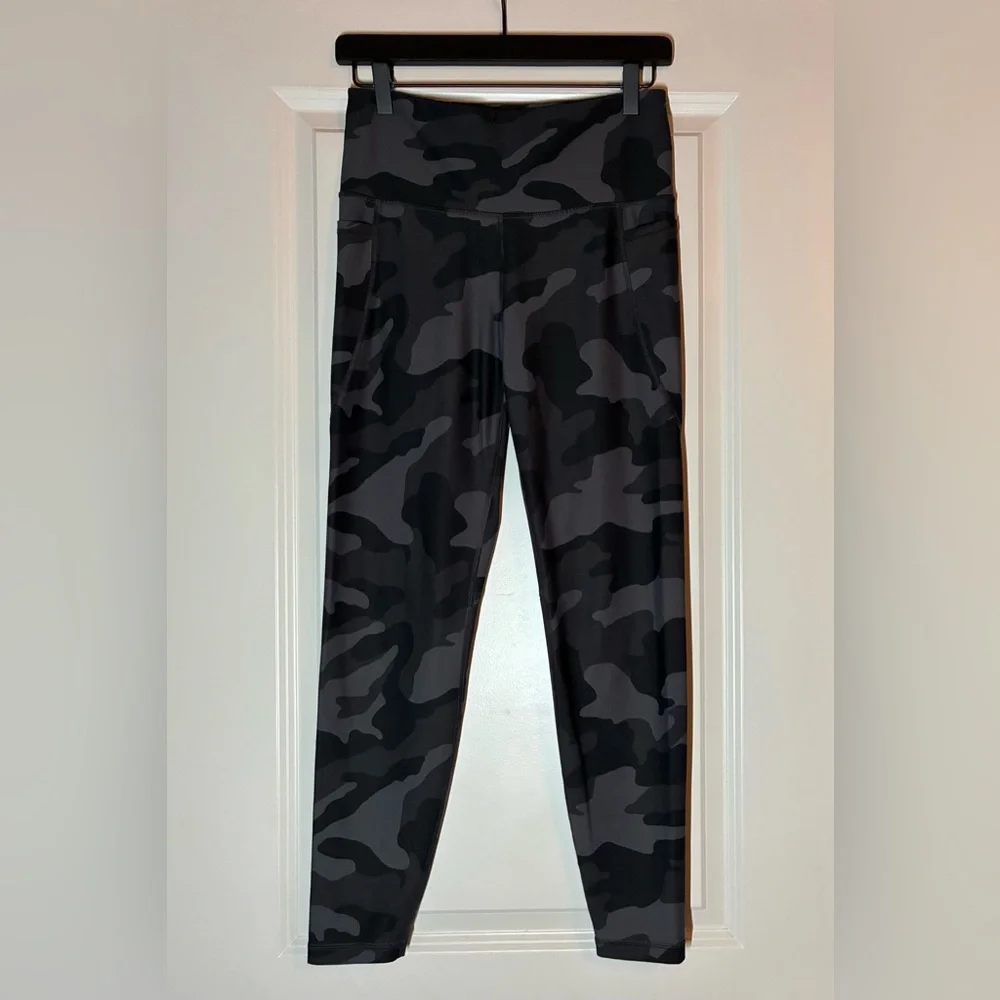 Old Navy | Powersoft Leggings & Top in Black/Gray Camo Activewear Set Size Large - Picture 3 of 10